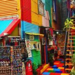 patio colorido de un conventillo en la boca